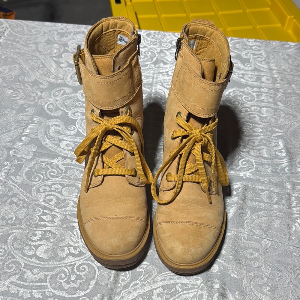 Timberland Tan Leather Lace-Up Boots
